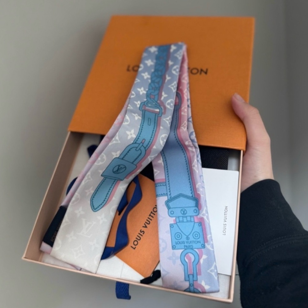 Louis Vuitton 100 % Silk Bandeau Blue and Pink - Picture 3 of 3